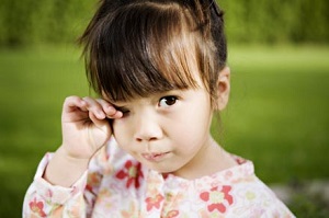 Если ребенок чешет глаза, у него может быть астигматизм